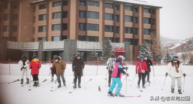 KK体育“筑梦冰雪·相约冬奥”吉林市北山风景区冰雪运动主题日活动(图2)