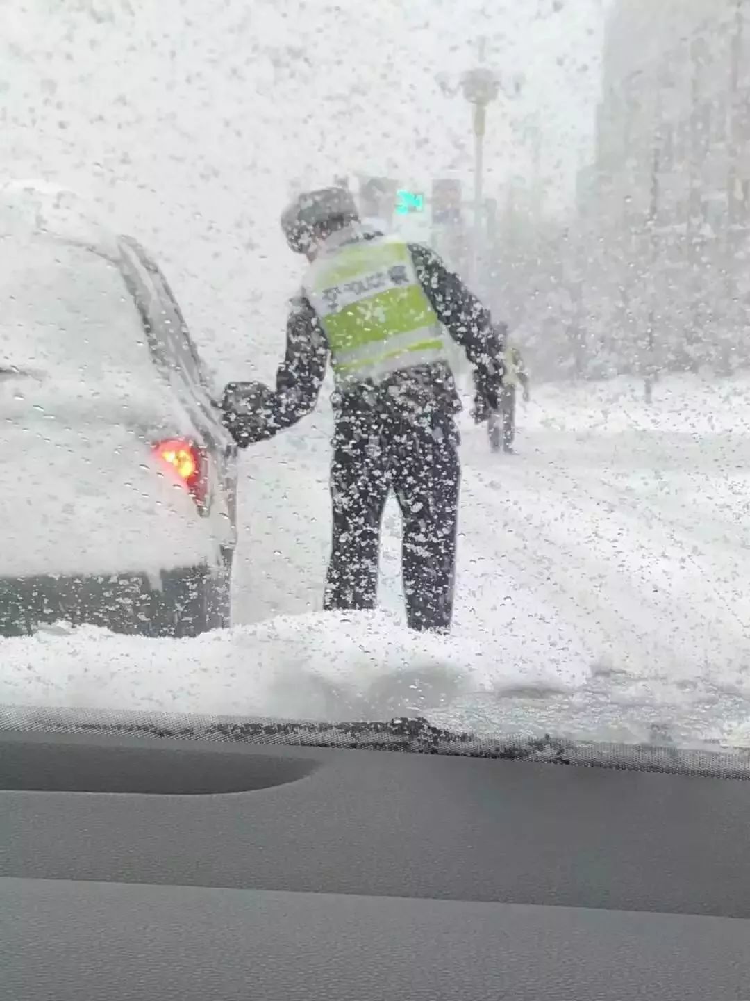 KK体育风雪中的感动瞬间(图1)