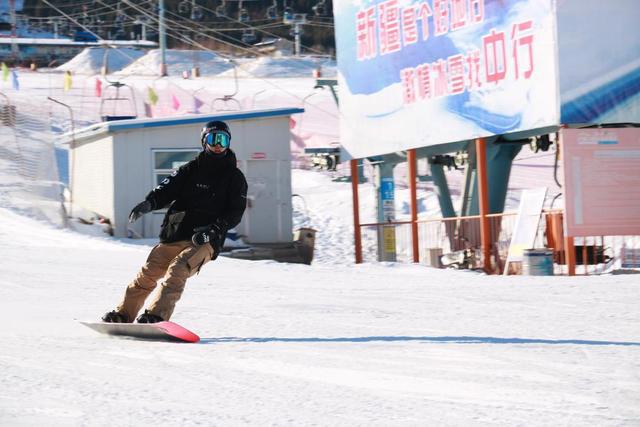 KK体育冰天雪地燃起滑雪热——写在第十九届乌鲁木齐丝绸之路冰雪风情节(图2)