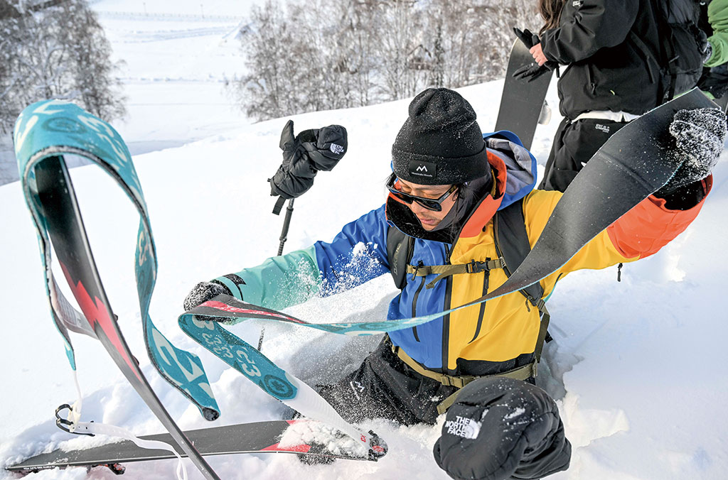 滑KK体育雪装备：“冰雪经济”热度攀升 国潮渐起(图2)