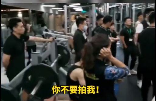 KK体育上海：男子在健身房指导其他女孩被教练怒斥知情人：关系很乱(图5)