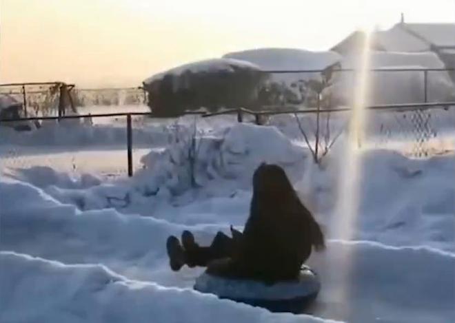 KK体育东北人在自家院子搭往返滑雪道网友羡慕：有点机械能守恒那味了(图2)