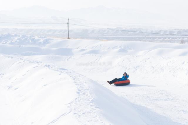 KK体育我国三大滑雪场其中有一个在新疆8条雪道可容纳1万人滑雪(图7)