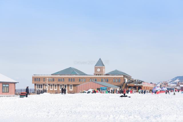 KK体育我国三大滑雪场其中有一个在新疆8条雪道可容纳1万人滑雪(图9)