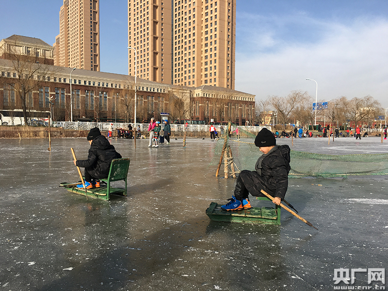 KK体育天津户外天然冰场“开门纳客” 冰雪运动蓬勃发展(图3)