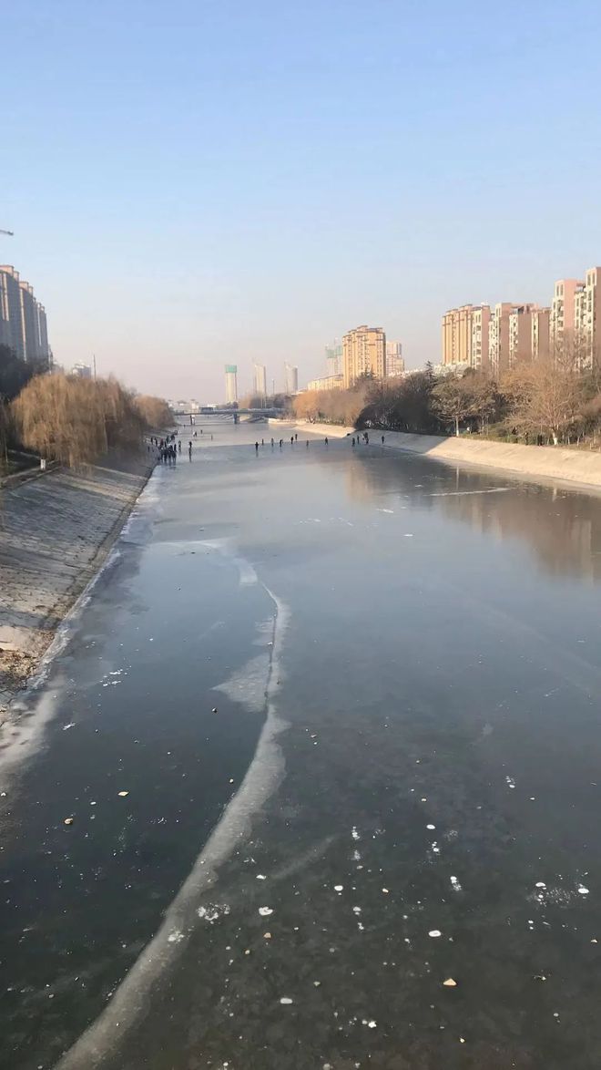 太KK体育危险了!在沛县沿河冰面上滑冰玩耍！别拿生命开玩笑！！！(图3)