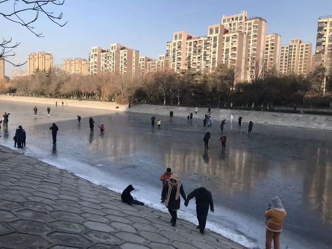 太KK体育危险了!在沛县沿河冰面上滑冰玩耍！别拿生命开玩笑！！！(图4)