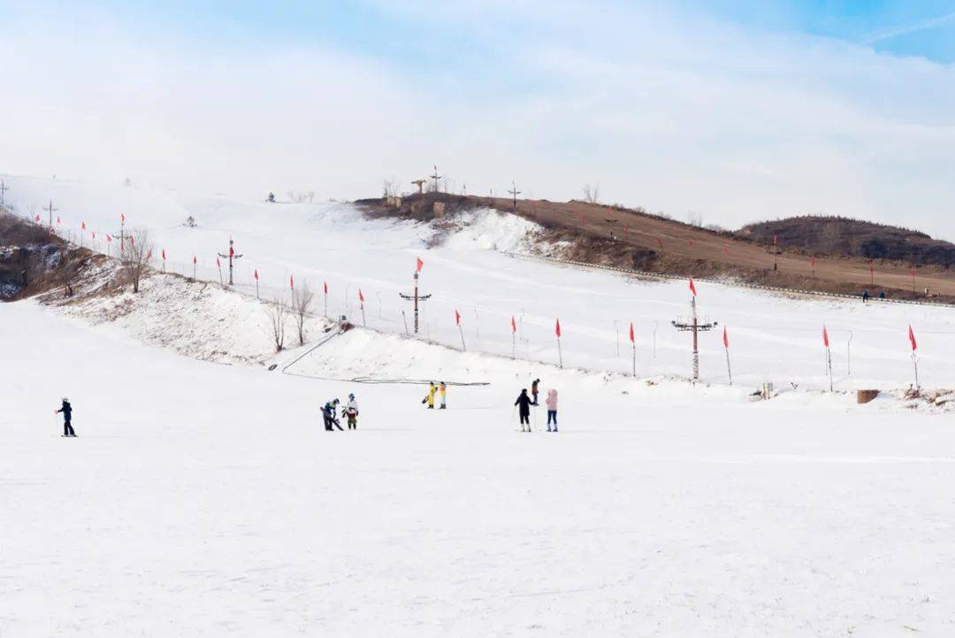 KK体育教亲友滑雪却被认定为“私自教学”还被停用滑雪卡当地回应：得有证才能教！网友热议：真是因为没资格证吗？(图1)