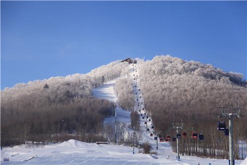 国内冬季滑雪十大雪场——万达长KK体育白山度假区滑雪场(图1)