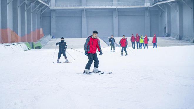 2小时滑雪仅需99元！重庆仙女KK体育山冰雪城即将开门迎客(图1)