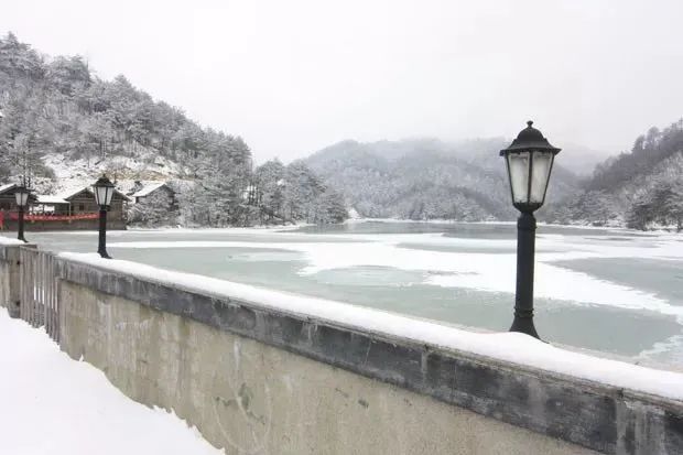 【大明山万松岭滑雪】全天畅滑票150元起！冰山、雪松、冰湖、冰柱 以KK体育及雪山草原等景观！位于海拔1200多米的大明湖畔万松岭！(图2)