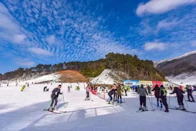 【大明山万松岭滑雪】全天畅滑票150元起！冰山、雪松、冰湖、冰柱 以KK体育及雪山草原等景观！位于海拔1200多米的大明湖畔万松岭！(图1)