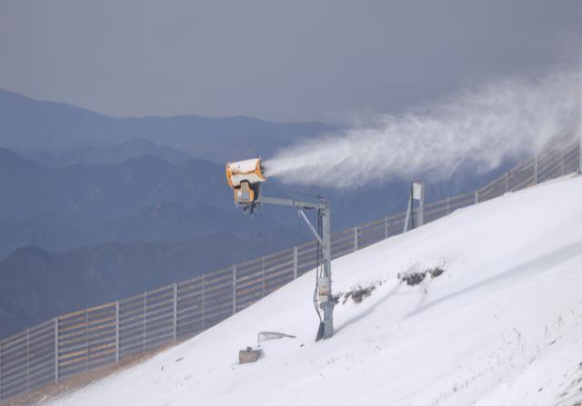 “雪飞燕”启动造雪今年雪季7条冬奥赛KK体育道将全面开放(图1)