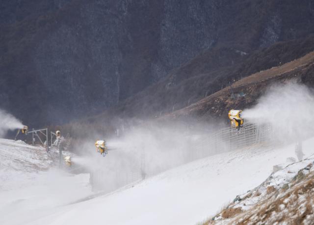 “雪飞燕”启动造雪今年雪季7条冬奥赛KK体育道将全面开放(图3)