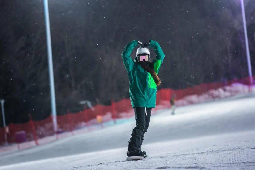 KK体育官方：冰雪头条：全国规模最大的夜场滑雪胜地诞生； 上海“耀雪冰雪世界”将于明年开业；宁夏最大雪场迎来正式开园； 浙江“滑雪”持续增长…(图7)