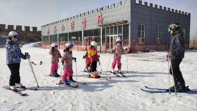 KK体育：【赣榆夹谷山滑雪场】399元起抢成人不限时滑雪门票（含大门票+雪鞋+雪杖+板）(图1)